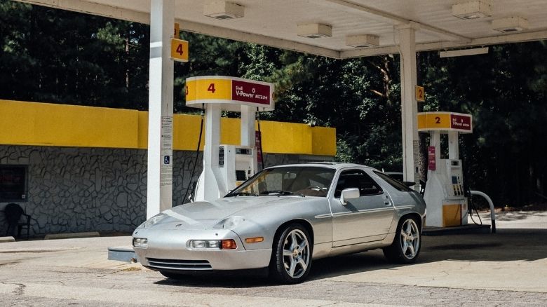 Porsche 968 at a petrol station