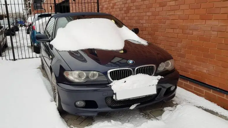 BMW 325 convertible in the snow