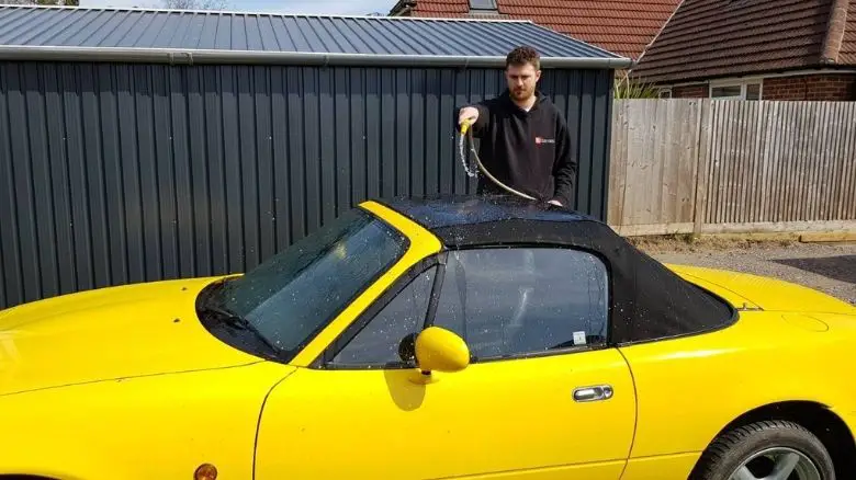 Rinsing a convertible roof