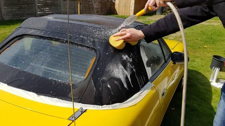 Rinsing down convertible top with sponge