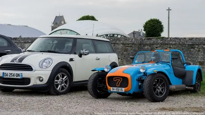 Caterham Seven alongside a Mini