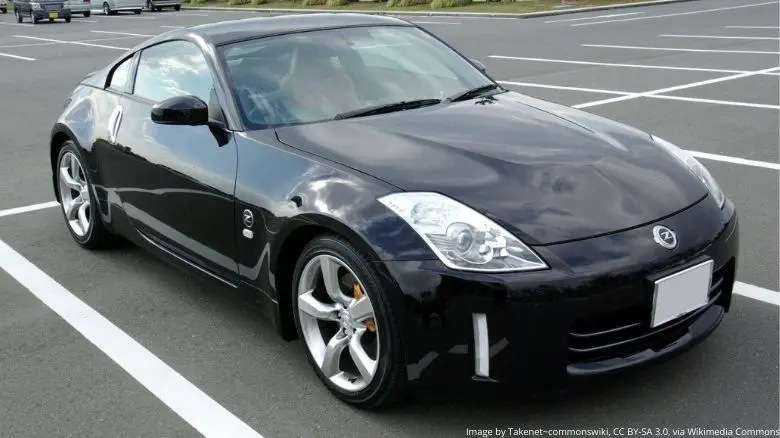 A black Nissan 350Z