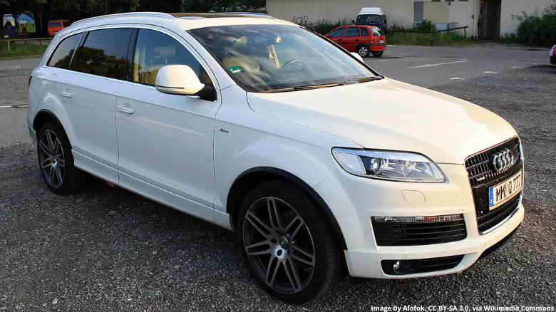 A white Audi Q7